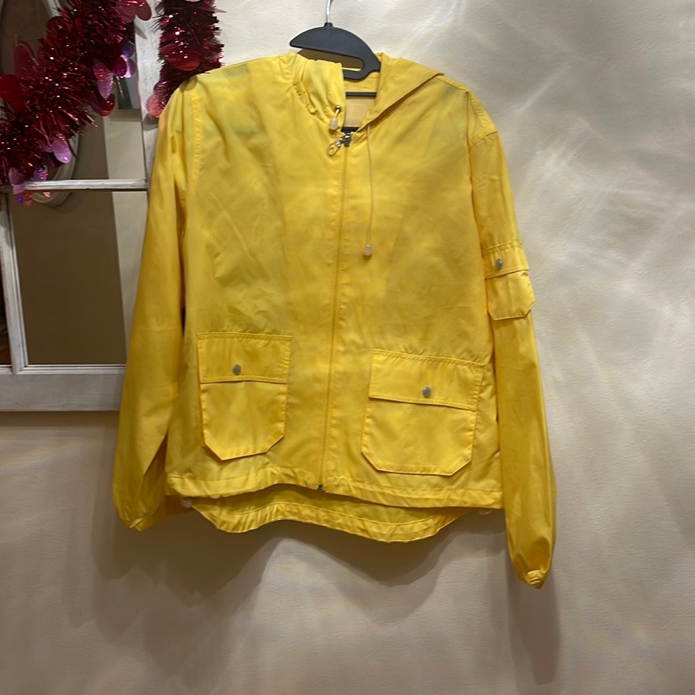 Light weight windbreaker